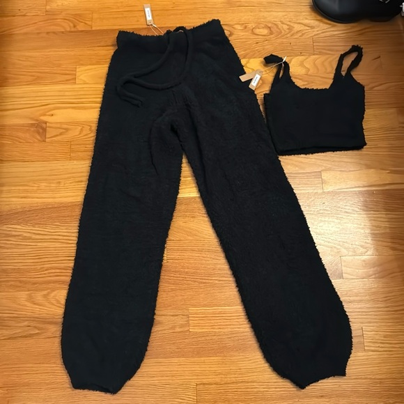 SKIMS Pants - NWT Skims black crop top Sherpa set